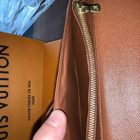 Louis Vuitton Brazza Wallet - Picture 13 of 16